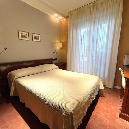 Hotel Regina Γκράντο Δωμάτιο φωτογραφία